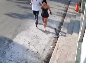 Mulher saia de um bar com um amigo, quando foi atropelada pelo ex - Foto: Reprodução