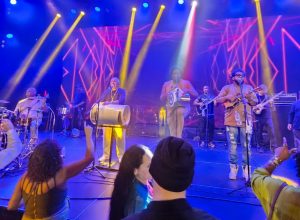 apresentacao_em_nova_york_do_grupo_fundo_de_quintal_230325.jpg