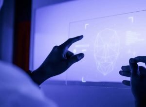 designer-usando-uma-tecnologia-futurista-de-tela-de-tablet-digital-transparente.jpg
