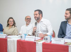 Martinelli e Débora Prado destacaram a importância da união entre os municípios e o compromisso de trabalho conjunto para impulsionar políticas públicas regionais - Foto: Divulgação