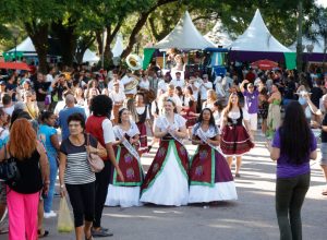 Assim como nos anos anteriores, Corte da Uva participa da Pisa da Uva e do Cortejo pelo Parque, em direção do Brinde ao Pôr do Sol - Foto: Divulgação/PMJ