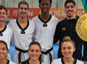 foto_corte_brasil_tricampeao_equipes_taekwondo_mundial_2025.jpg