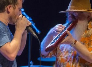 gabriel_grossi_e_hermeto_pascoal_durante_apresentacao.jpg