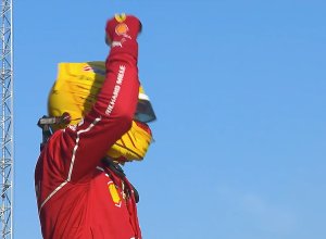 Lewis Hamilton comemora após a pole da sprint, na China - Foto: Reprodução/TV