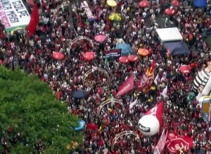 Manifestantes em frente ao Masp, na avenida Paulista em São Paulo - Foto: Reprodução/TV