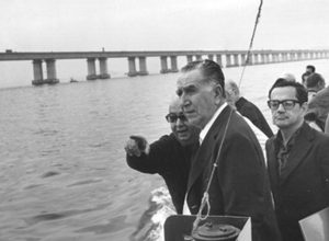 medici_observa_a_ponte_rio-niteroi.jpg