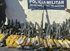 policia_militar_apreende_16_fuzis_e_uma_metralhadora_antiaerea_em_operacao_na_zona_oeste_09.jpg