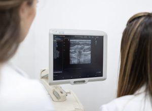 Médicas da FMJ e da Unifesp atendem a paciente no Ambulatório da Saúde da Mulher - Foto: Divulgação/PMJ