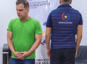 Moto de tanque vermelho batida no guardrail